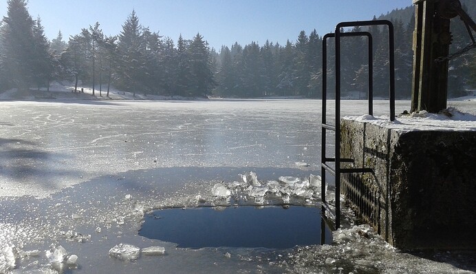 Как погружаться в прорубь на Крещение: правила безопасного поведения на водоемах
