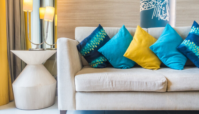 Стиральная машинка не понадобится: лайфхак по чистке подушек