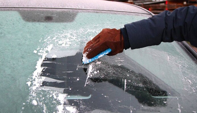 Може тріснути: що заборонено робити з лобовим склом взимку