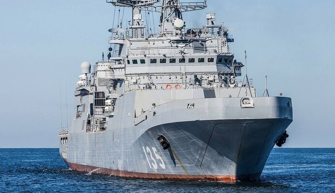 Законная цель для ВСУ: оккупанты перебросили новый десантный корабль в Крым