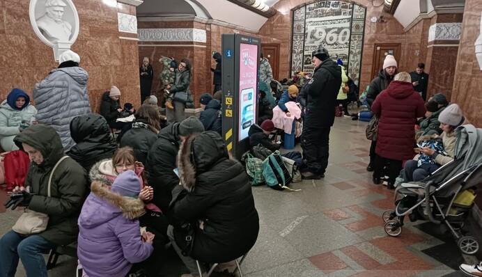 С детьми и домашними животными: фото из метро Киева во время масштабной ракетной атаки