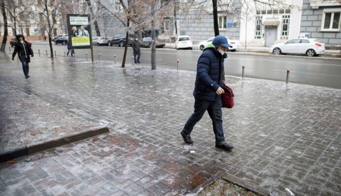 Как избежать травм из-за гололедицы: украинцам озвучили простые советы