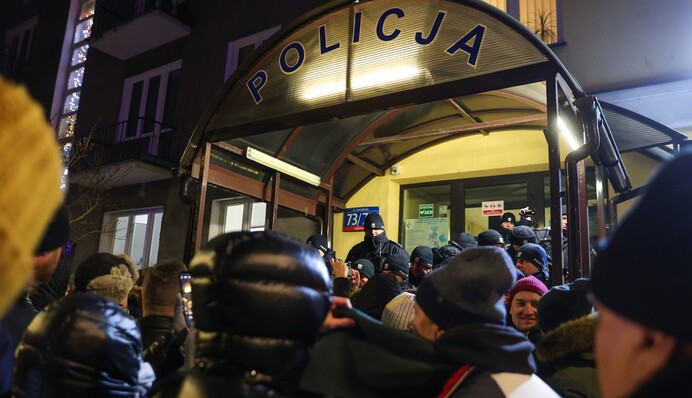 В Польщі затримали ексглаву МВС та його заступника: поляки вийшли на протести