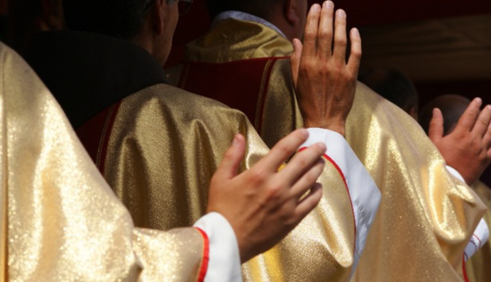 Устроил оргию с мужчиной: в Польше задержали священника