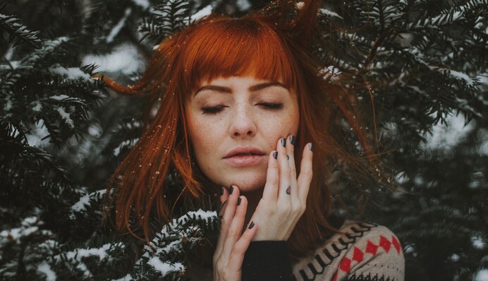 Не вмивайтеся гарячою водою: правила догляду за обличчям і руками в морозну погоду