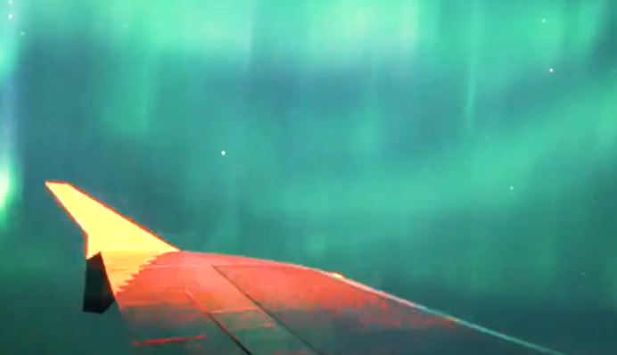 Захоплююча подорож крізь північне сяйво: в мережі показали відео з борту літака