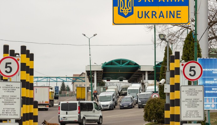 Чи потрібні будуть українцям спецдовідки для виїзду за кордон: пояснення ДПСУ