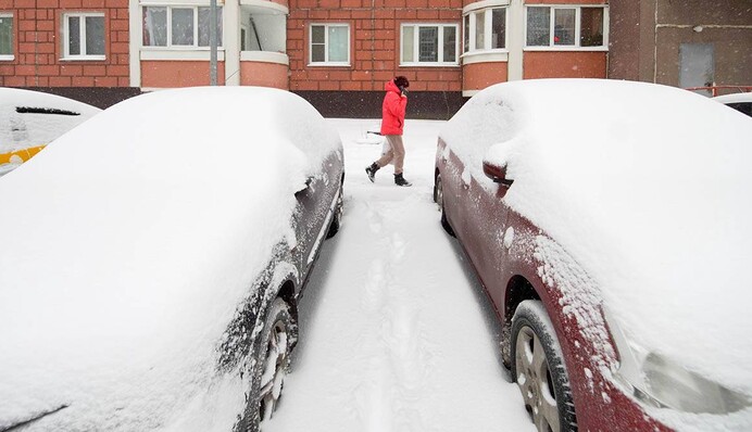 Що треба знати про паркування у дворі взимку: водіям озвучили корисні поради
