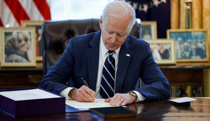 "Шатдауна" не будет: Байден одобрил временный бюджет США