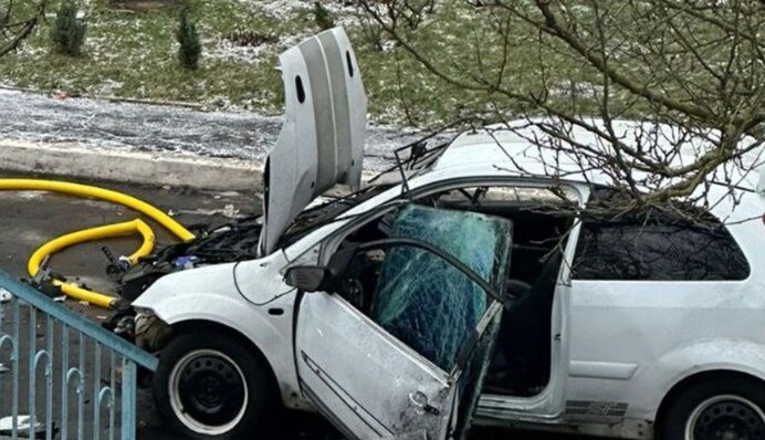 В Дніпрі вибухнуло авто з людьми: чоловік лишився без ноги, фото
