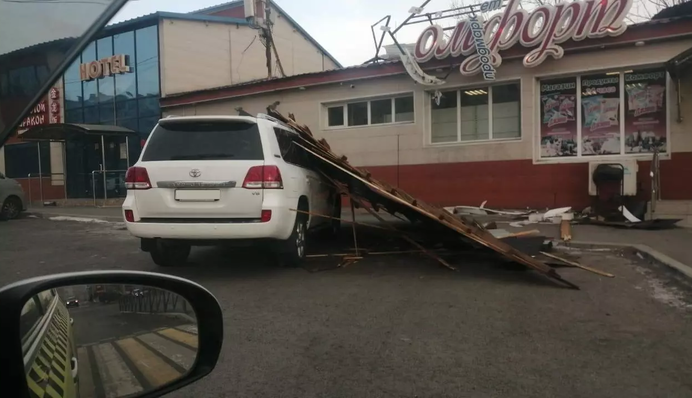 Природа взбунтовалась: во Владивостоке ураганный ветер сносил пешеходов и крыши домов, видео