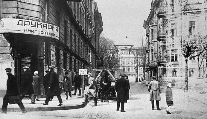 Теперь на его месте арка: архивное фото разрушенного переулка в центре Киева