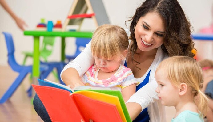 Работа с маленькими детьми: где в Украине готовы платить 80 тысяч
