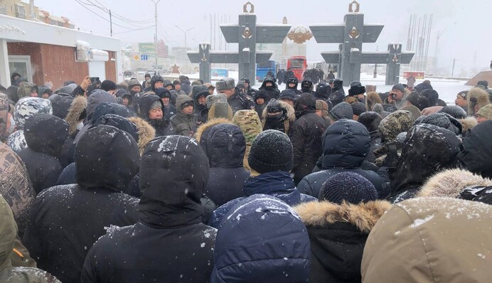 В Якутске сотни людей вышли на протест после резонансного убийства: видео и подробности
