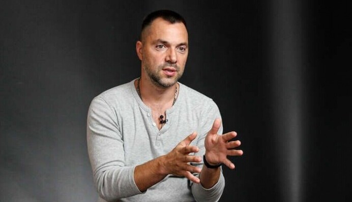 Поселился в районе миллионеров в Нью-Йорке: Арестович попал в новый скандал