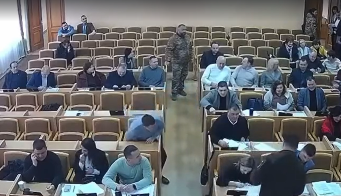 На Львовщине депутатам вручили повестки: видео