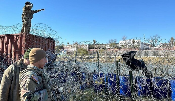 Техас пішов проти влади США: Байден дав 24 години, а Трамп розбурхує американців