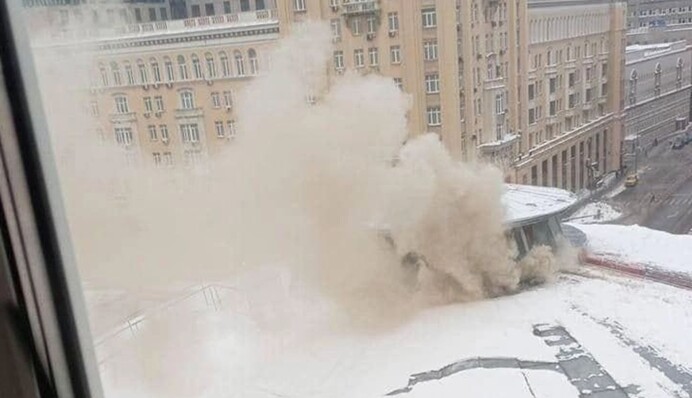 У центрі Москви спалахнула будівля Театру сатири: пожежа розгоряється, відео