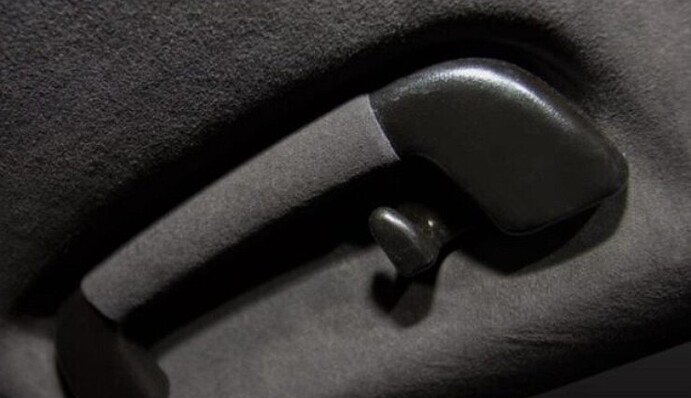 Для чего над дверью водителя ручка: полезный лайфхак для автовладельцев