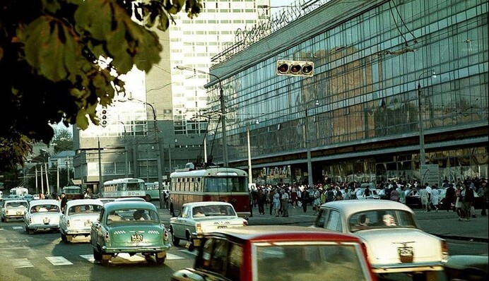 Раритетні авто, каштани і новозбудований універмаг 