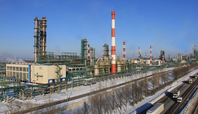 БПЛА атаковал нефтеперерабатывающий завод в российском Ярославле: подробности и карта