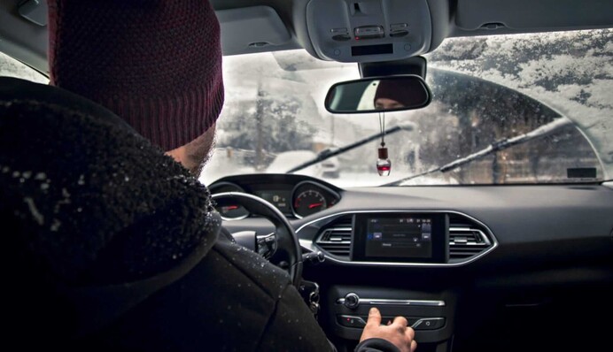 Напрямок має значення: водіям розповіли, як краще паркувати авто взимку