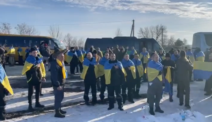 Відео дня: зворушливі кадри повернення з полону 207 українських оборонців