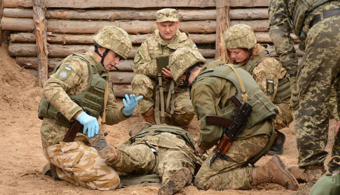 Рятують життя на полі бою: де інструкторам з такмеду платять більше 100 тисяч в місяць