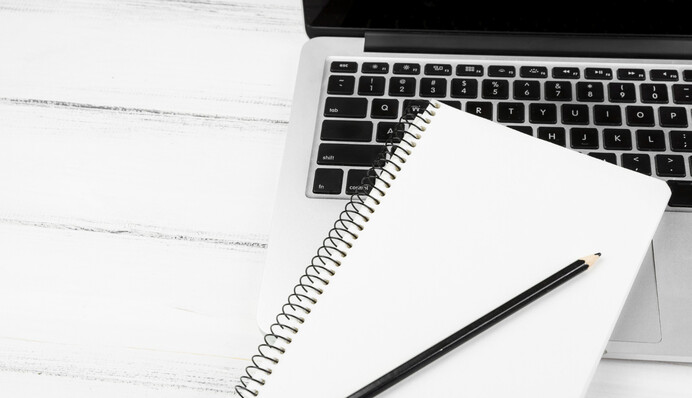 Що краще для мозку: вчені розповіли правду про друк на клавіатурі та письмо від руки