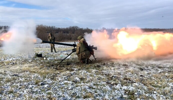Біля Авдіївки тривають пекельні бої, за добу на фронті  – 66 бойових зіткнень: зведення Генштабу і карти