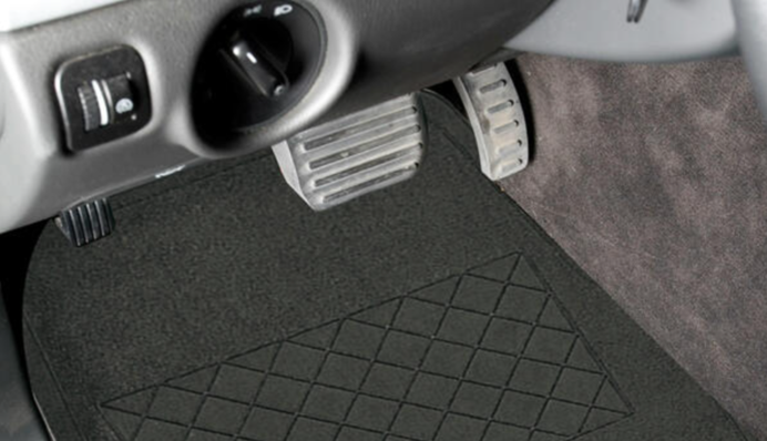 Що робити при ковзанні килимків в авто: водіям озвучили поради