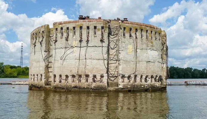 A strange building in the middle of the Dnipro River: an interesting story about a mysterious tower in Kyiv, photos