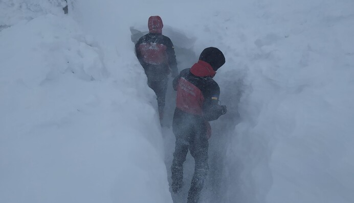 Двометрові кучугури снігу: в Карпатах вирує потужна хуртовина, фото
