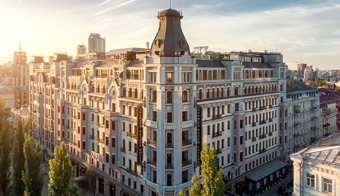 Сім поверхів, 45 квартир і ліфти: цікава історія готелю 