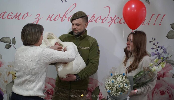 Новорожденного встретили собратья отца: в Черкассах военные забрали из роддома жену погибшего Героя, фото