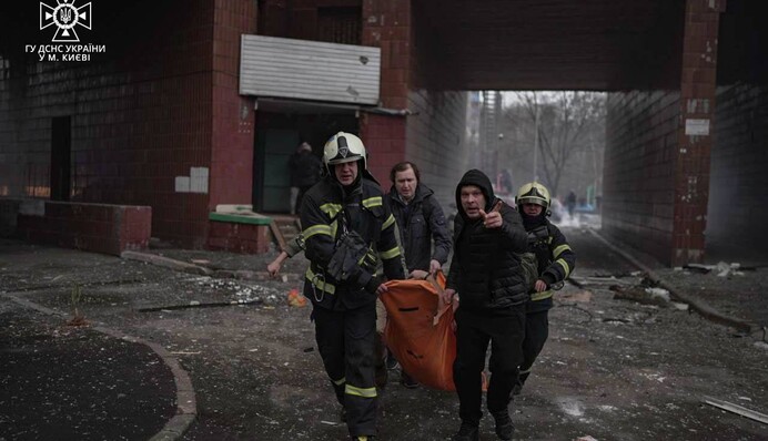Под завалами в Киеве могут быть погибшие: в МВД рассказали о последствиях массированного удара по Украине