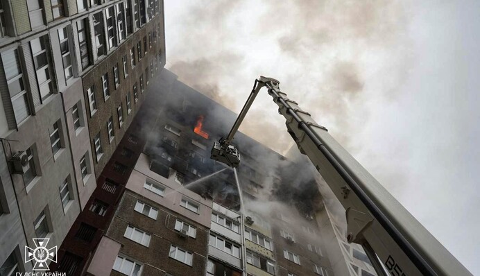 Кількість постраждалих зростає: в Києві триває рятувальна операція на місці удару РФ, фото і відео