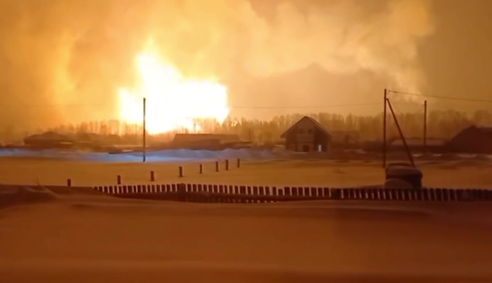В Росії стався вибух на газогоні: загорілися потяг і житлові будинки, фото і відео