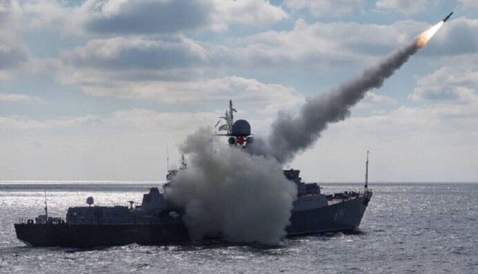 Угроза масштабного удара растет: Россия вывела в Черное море носителей 