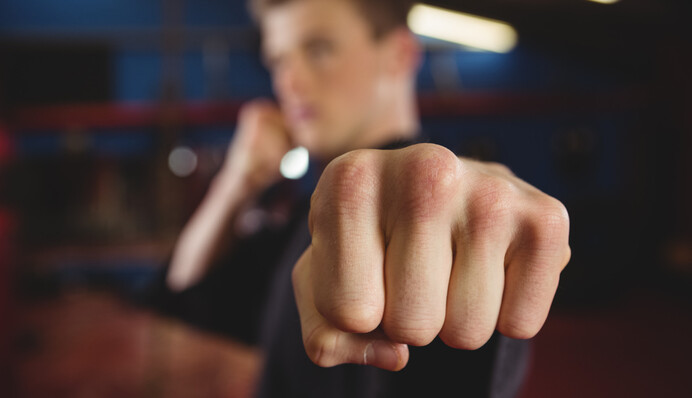 Били и снимали на камеру: в России подростки напали на участника войны в Украине