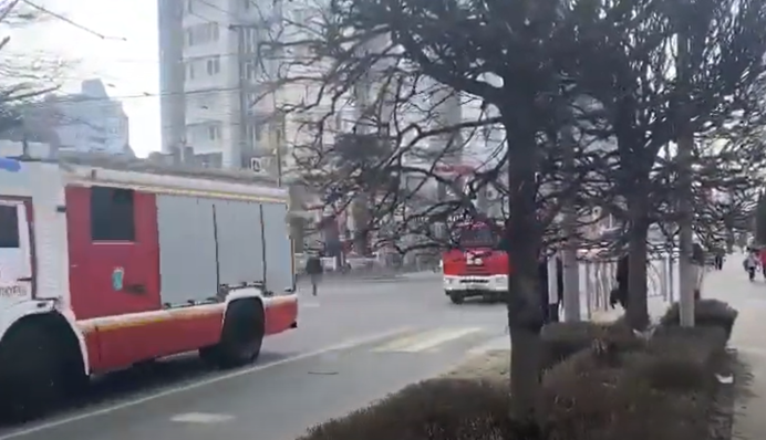 Вспыхнуло здание штаба: в российском Ставрополе произошел пожар в воинской части