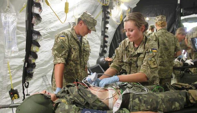 Які зарплати в бойових медиків ЗСУ: у МОЗ назвали суми