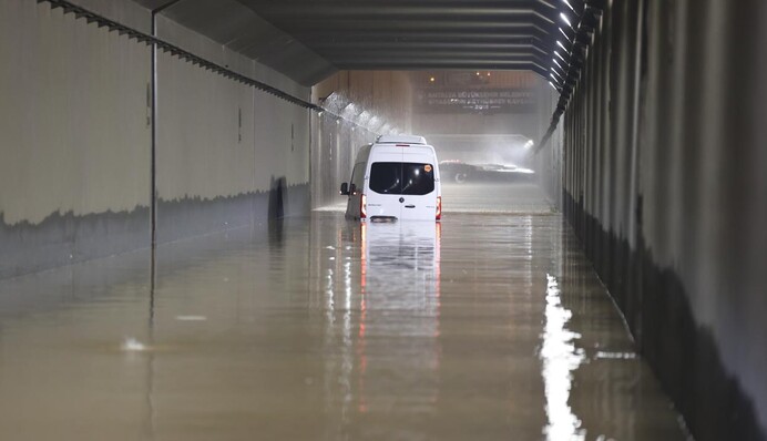 Машини тонули, на вулицях – річки: популярний турецький курорт пішов під воду, відео