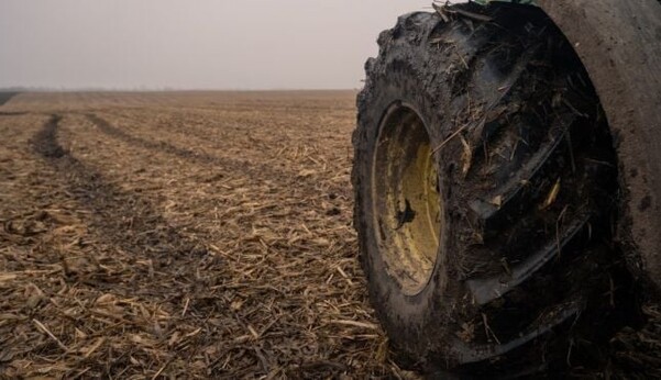 На тракторы сели женщины: как живет село под Киевом, где не осталось мужчин призывного возраста, видео