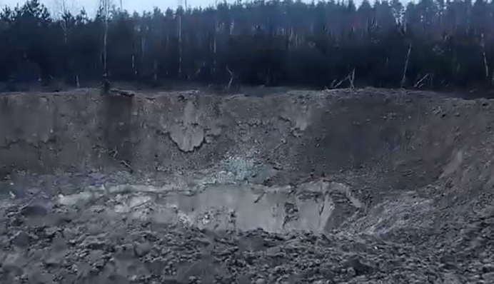 Біля Бучі від ракети утворилась гігантська вирва: відео