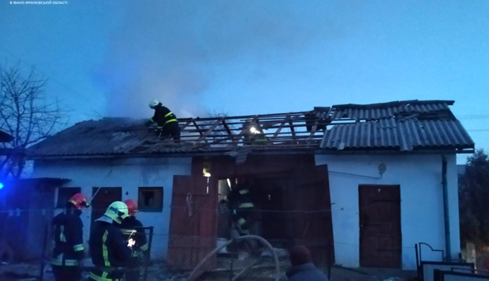 На Прикарпатье обломки ракеты упали на здание: фото