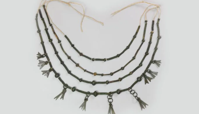 В Польше на дне древнего озера обнаружили сотни бронзовых украшений: фото сокровищ