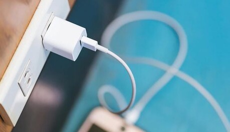 Як заряджати телефон, щоб батарея прослужила довго: важливі поради та найчастіші помилки