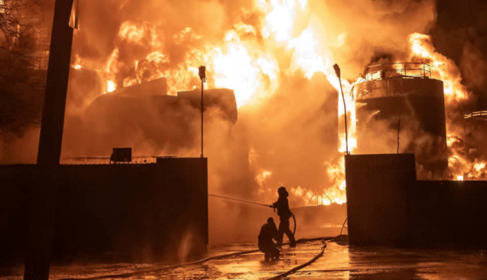 Область оставили без ПВО: подробности удара по военной нефтебазе под Курском