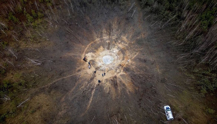 Выгорели все деревья в радиусе 40 метров: новые фото воронки под Киевом от вражеской ракеты